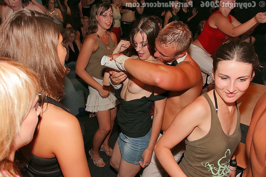 16P PARTY HARDCORE :: Drunken girls go insane for hot male strippers