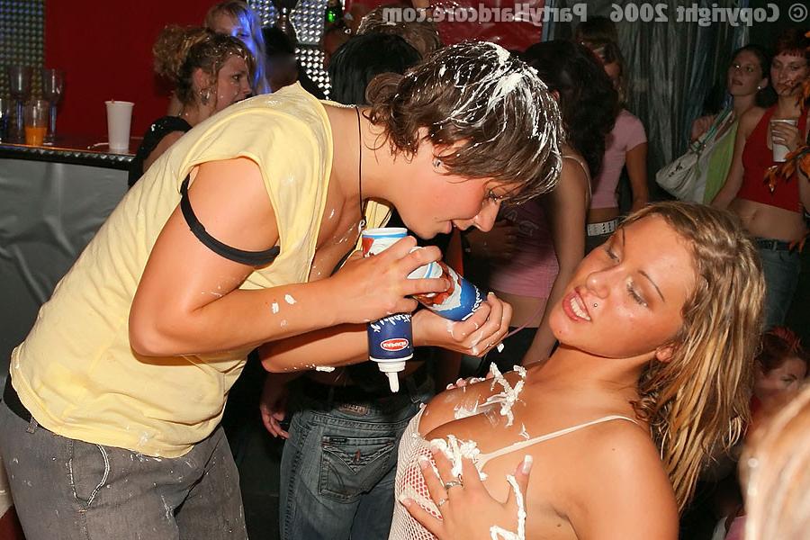 16P PARTY HARDCORE :: Creamed muscular strangers seducing naughty girls in club