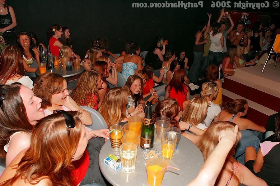 16P :: PARTY HARDCORE :: Horny drunken women enjoy strippers dick in the club