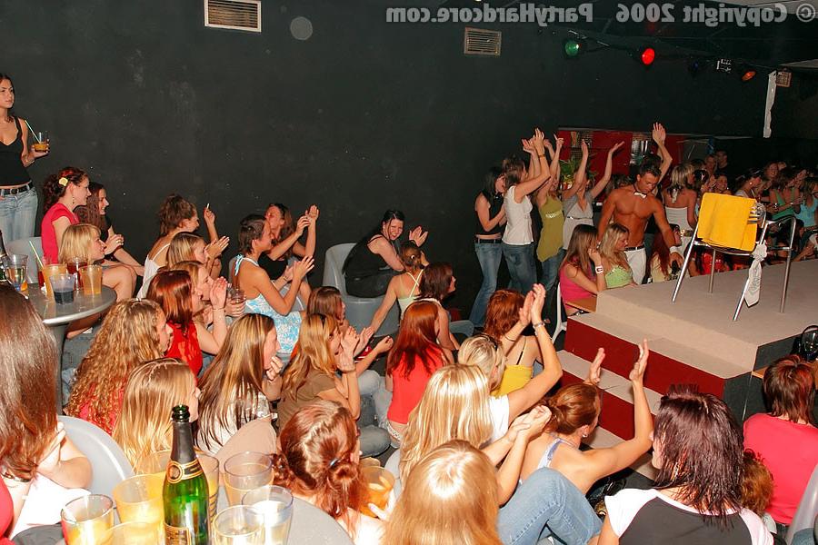 16P :: PARTY HARDCORE :: Horny drunken women enjoy strippers dick in the club