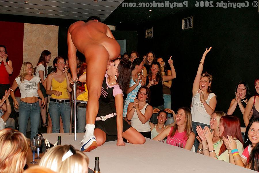 16P :: PARTY HARDCORE :: Horny drunken women enjoy strippers dick in the club