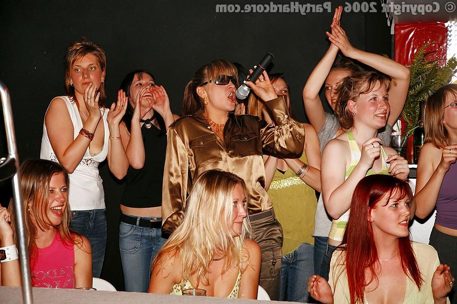 16P :: PARTY HARDCORE :: Horny drunken women enjoy strippers dick in the club