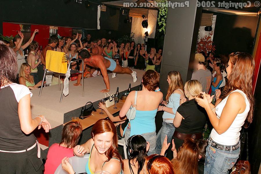 16P :: PARTY HARDCORE :: Horny drunken women enjoy strippers dick in the club