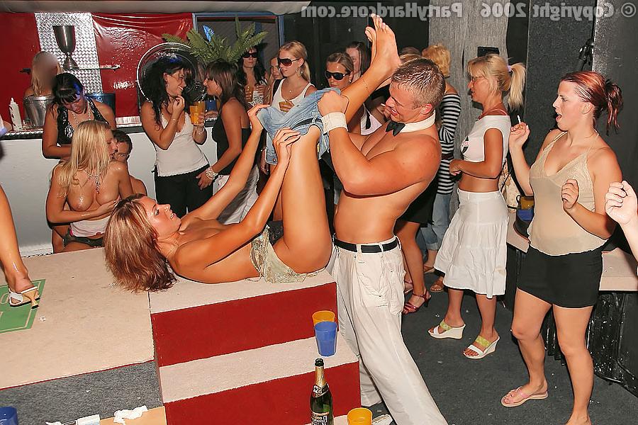 16P PARTY HARDCORE :: Horny muscular stranger seduces drunken girls on party