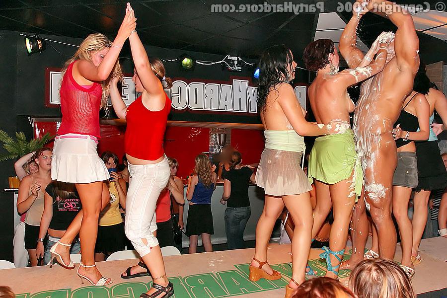 16P PARTY HARDCORE :: Horny muscular stranger seduces drunken girls on party
