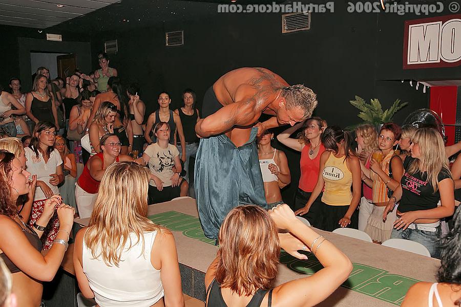 16P PARTY HARDCORE :: Horny muscular stranger seduces drunken girls on party