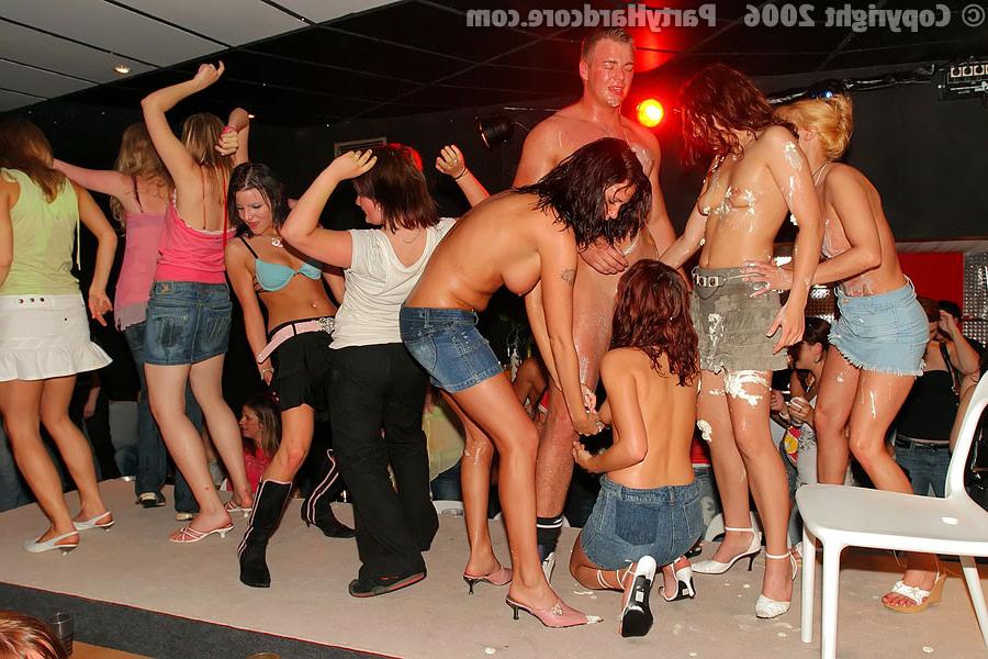 16P PARTY HARDCORE :: Drunk soccer players seduce chicks in the disco club