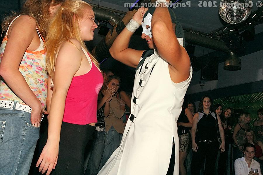16P Party Hardcore :: Hot bodied stranger seduces drunk girls in the stripclub