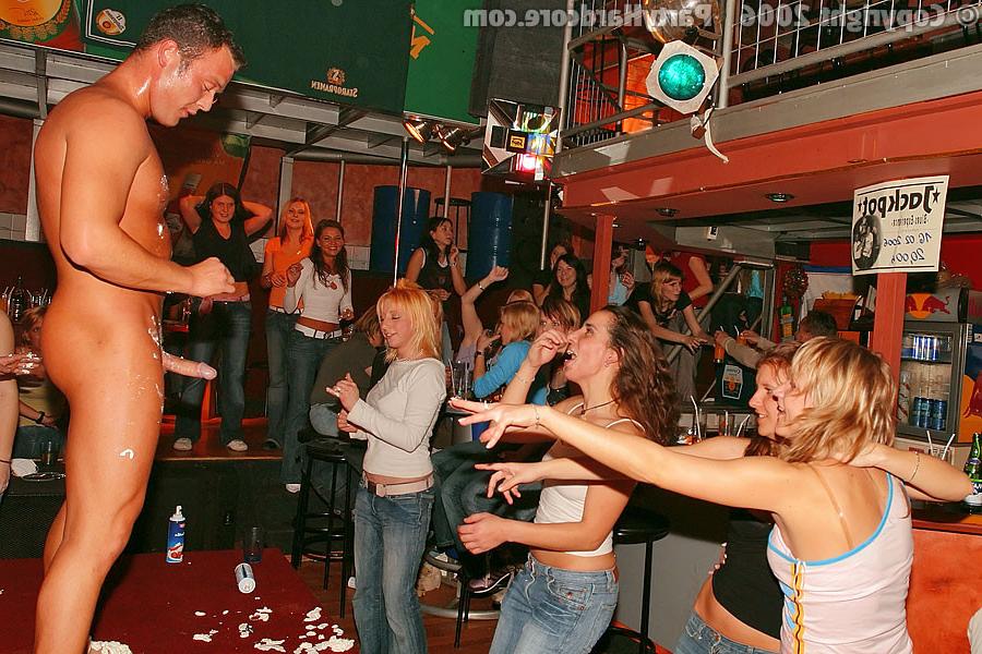 16P :: PARTY HARDCORE :: Horny chicks get screwd hard in the disco club