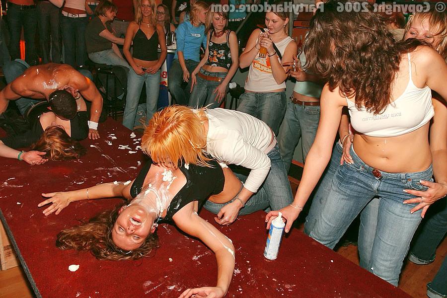 16P :: PARTY HARDCORE :: Horny chicks get screwd hard in the disco club
