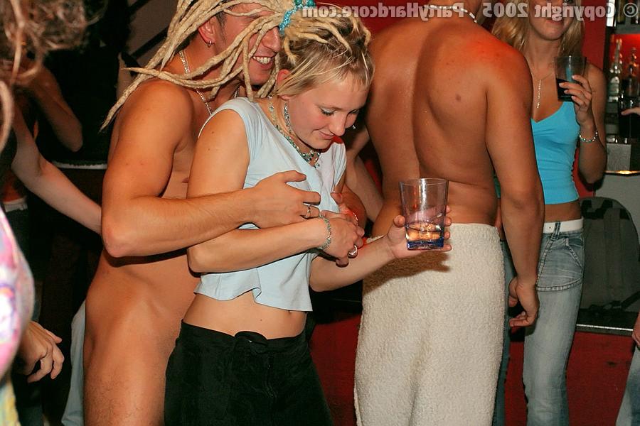 16P :: PARTY HARDCORE :: Horny chicks get screwd hard in the disco club
