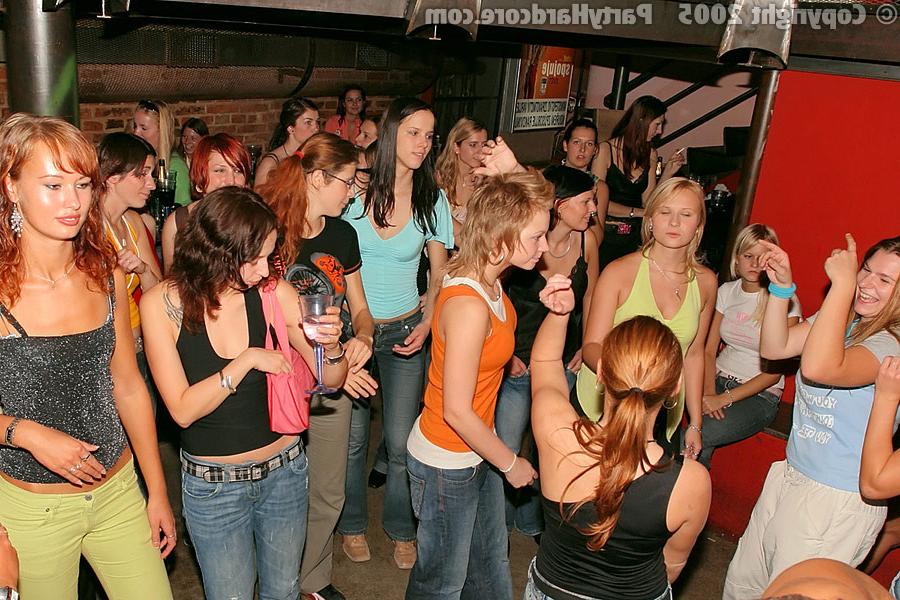 16P :: PARTY HARDCORE :: Lucky male strippers seducing drunk babes on the party