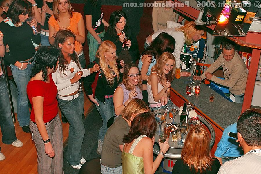 16P :: PARTY HARDCORE :: Horny girls licking creamed strippers rod on the party