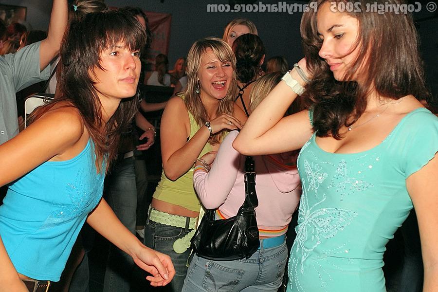 16P :: PARTY HARDCORE :: Drunken babes enjoy hard strippers dicks on party