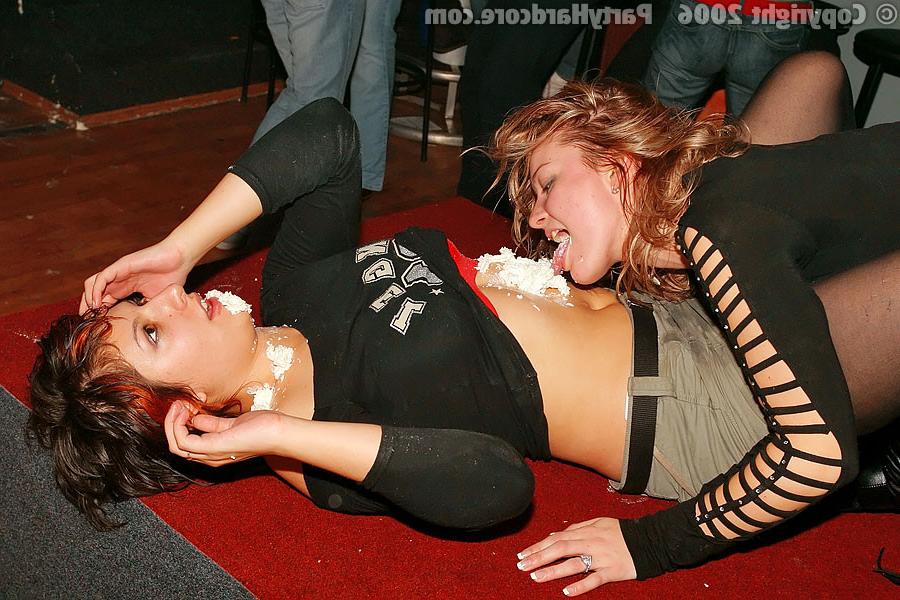 16P :: PARTY HARDCORE :: Muscular strangers screwing every drunk chick on the party