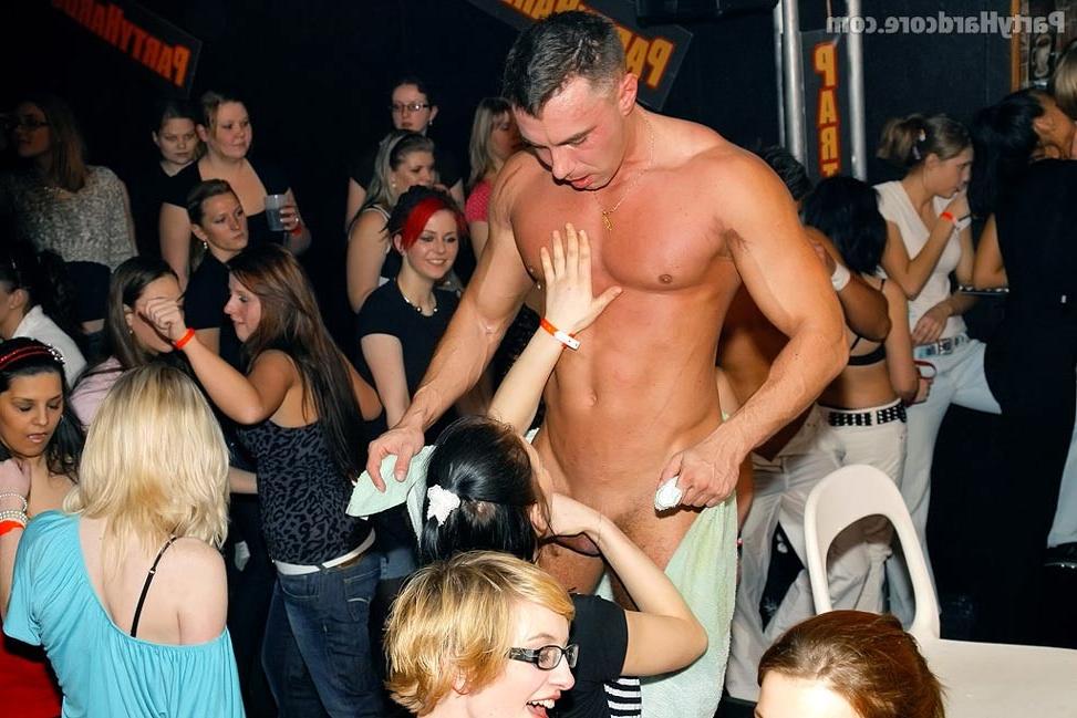 19P Ordinary but horny chicks going insane at a male strip club
