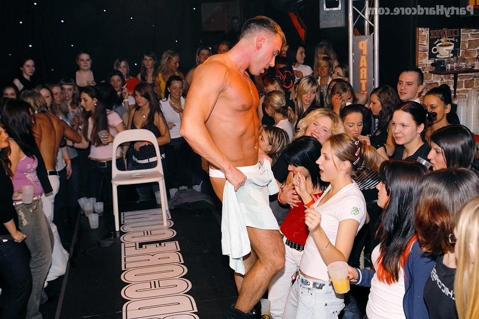 19P Ordinary but horny chicks going insane at a male strip club