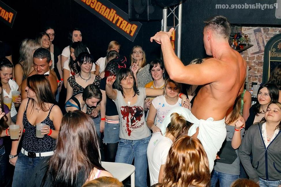 19P Ordinary but horny chicks going insane at a male strip club