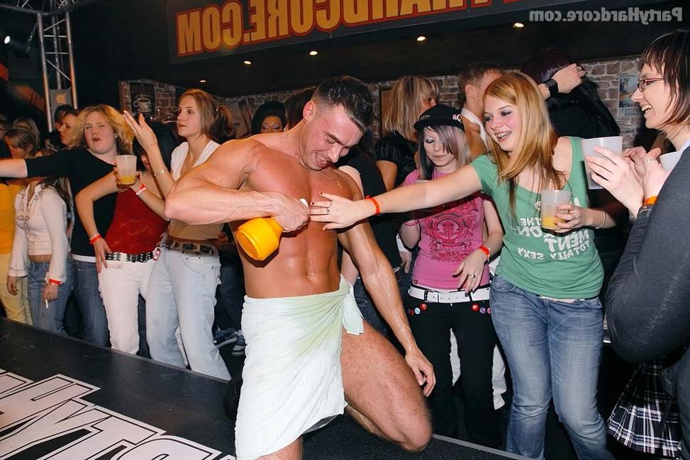 19P Ordinary but horny chicks going insane at a male strip club
