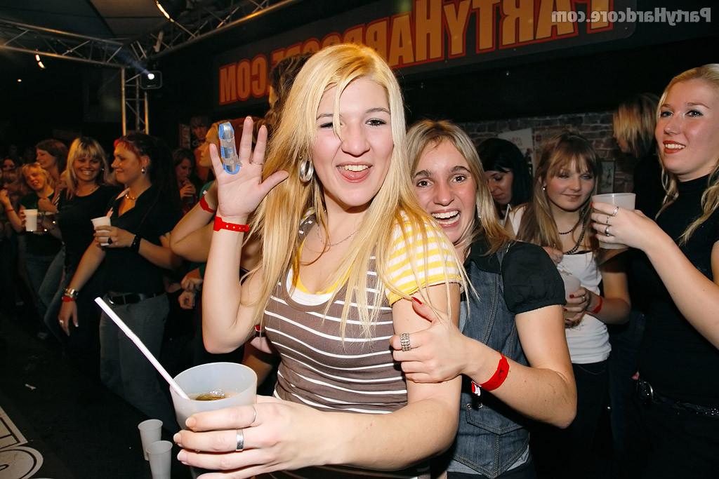 11P Party girls club hoppin having sex