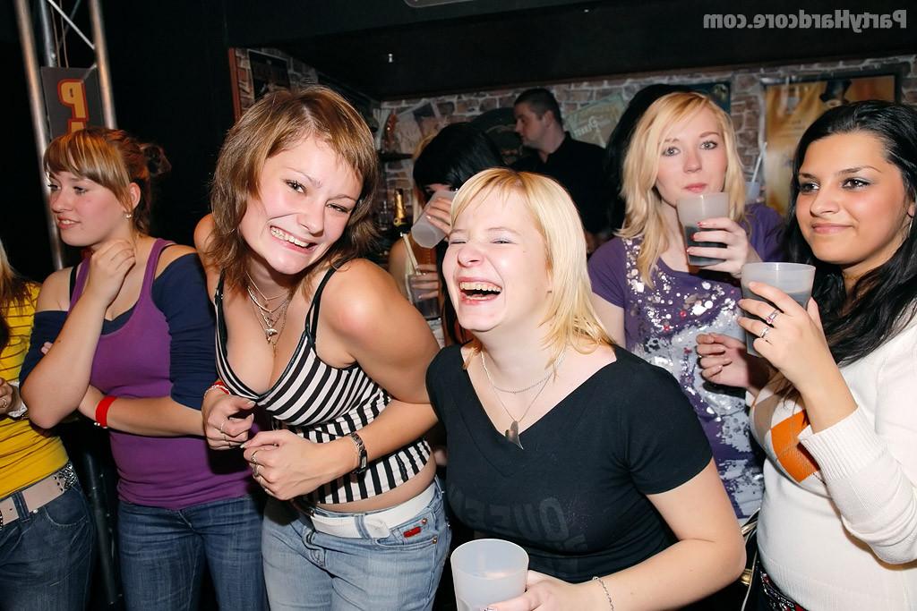 11P Party girls club hoppin having sex