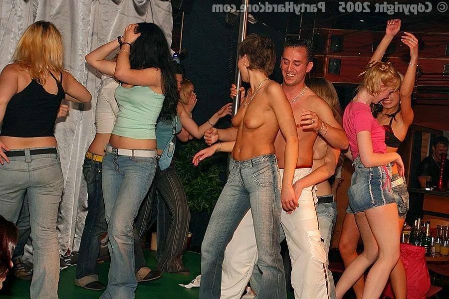 16P Amateurs hardcore orgy in public club
