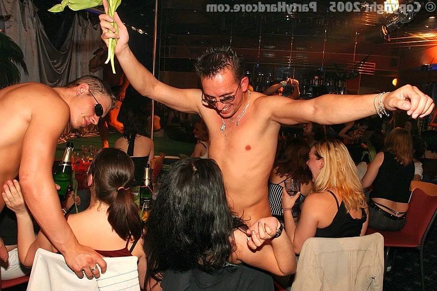 16P wild amateurs drunk orgy in club
