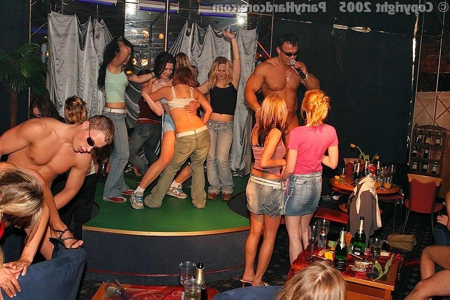 16P Wild amateurs orgy in public club