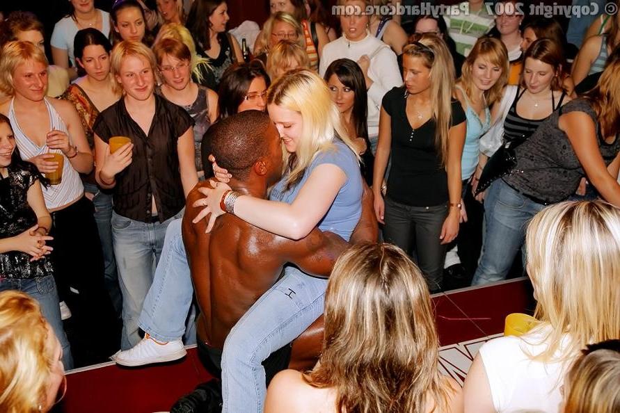 19P First time orgy babes sucking off well hung male strippers