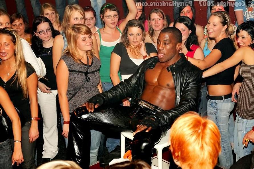 19P First time orgy babes sucking off well hung male strippers