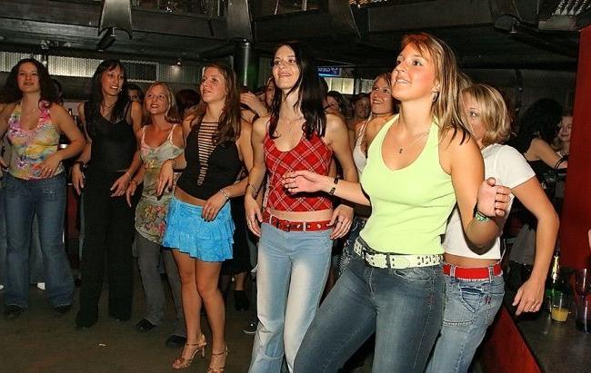 19P wild drunk teens suck cock in crowded club