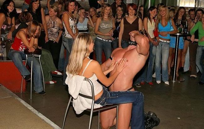 19P wild drunk teens suck cock in crowded club