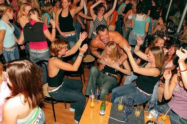 18P slutty drunk teens go mad in public nightclub