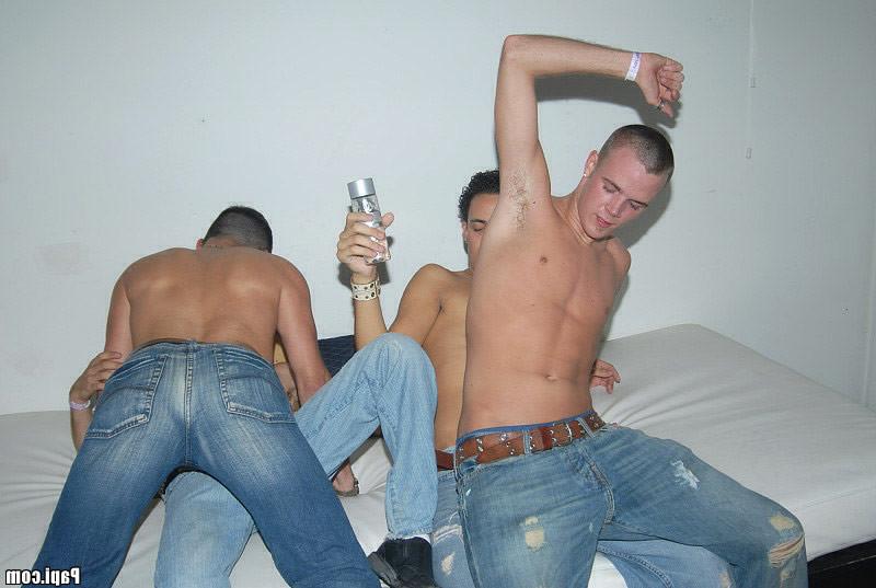 16P This papi party gets crazy as hell when the papis take over the whole club naked
