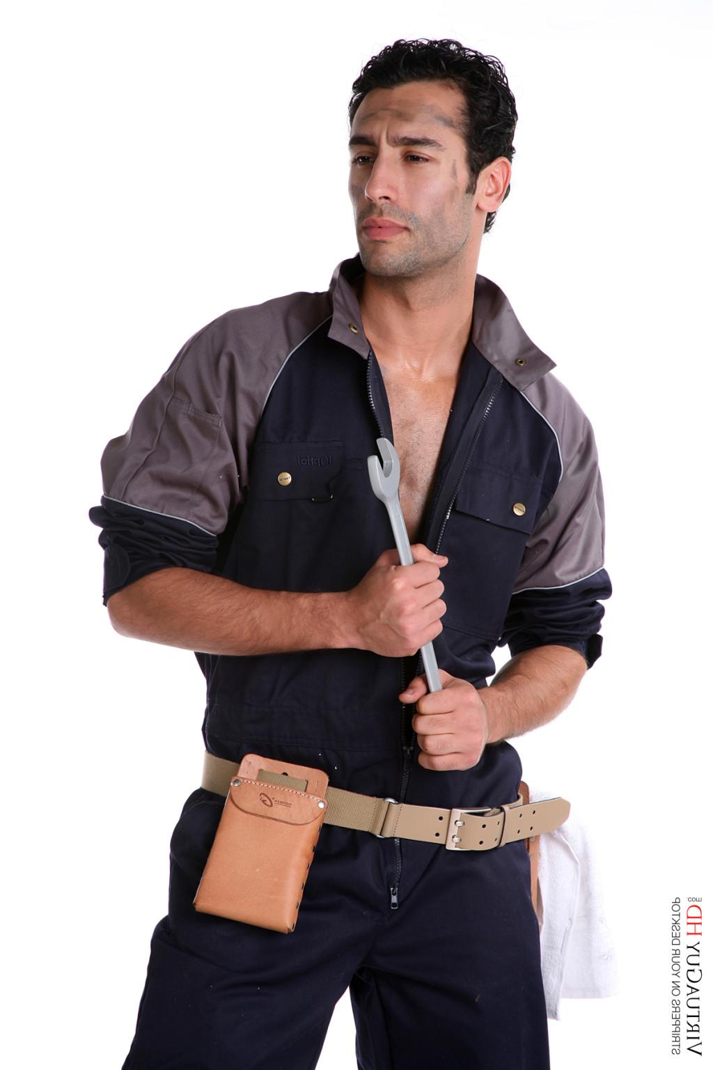 15P Stop watching pictures and get Kerim stripping on your desktop