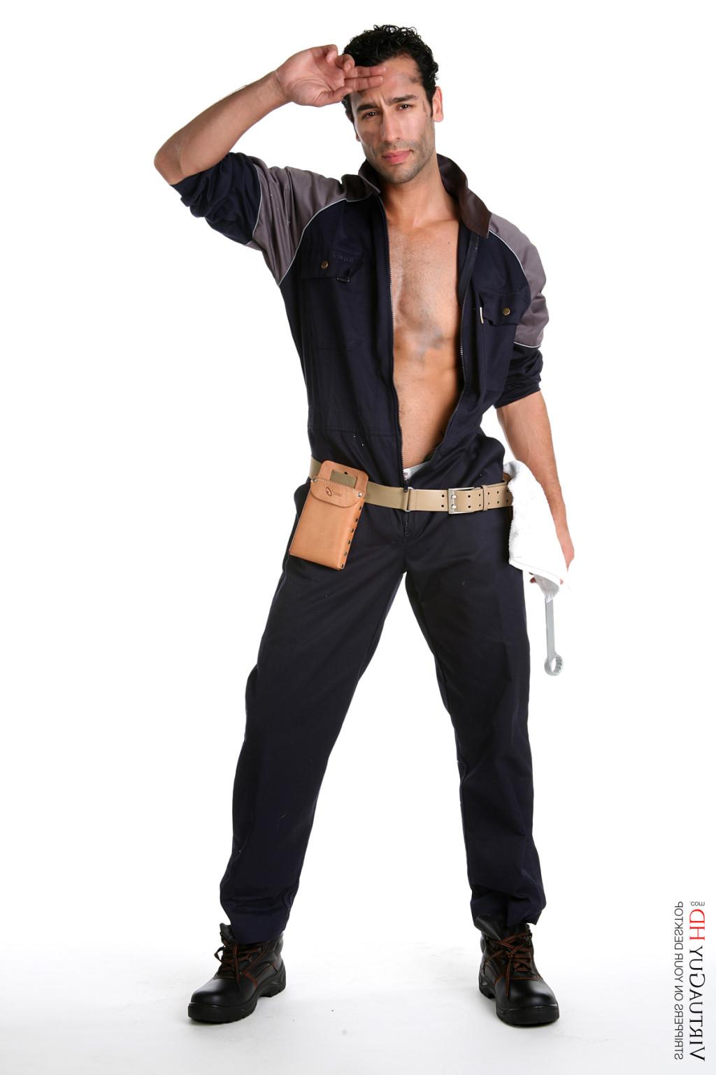 15P Stop watching pictures and get Kerim stripping on your desktop