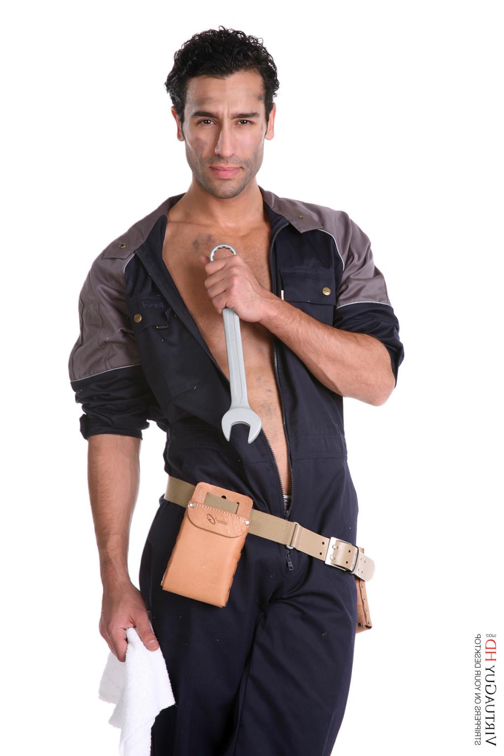 15P Stop watching pictures and get Kerim stripping on your desktop