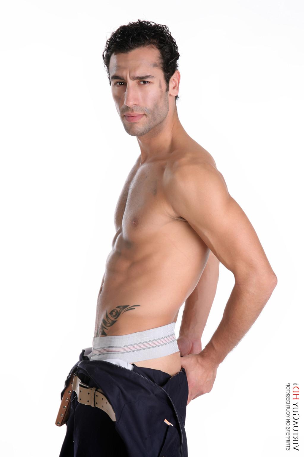 15P Stop watching pictures and get Kerim stripping on your desktop