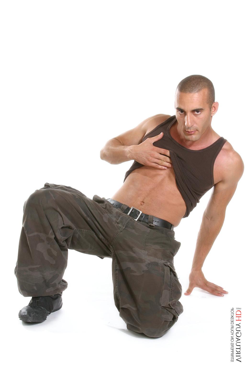 15P Stop watching pictures and get Mohanis stripping on your desktop