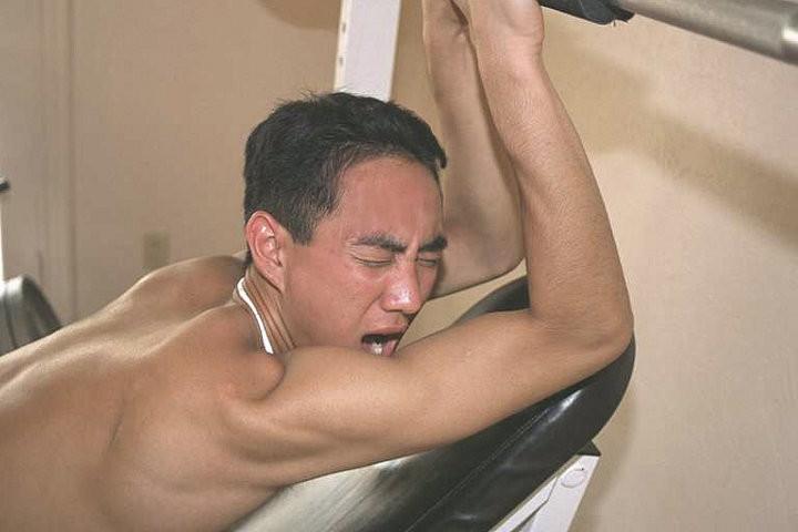 20P A blond euro twink sucking and fucking an asian buddy in a gym
