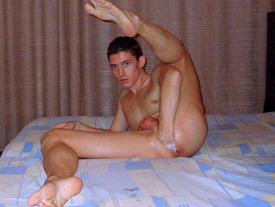 15P Picture set of a naked twink fisting his ass 