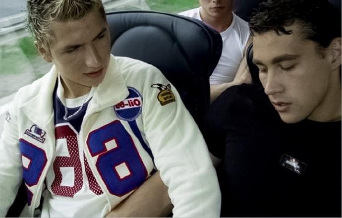 20P Gorgeous twinks sucking and rimming joy while ride on a bus
