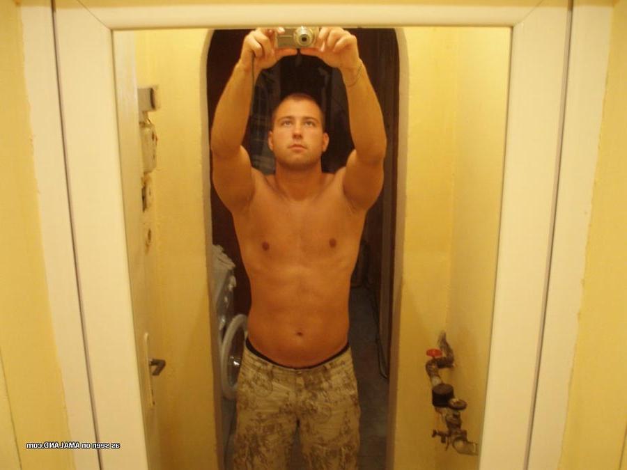15P Gym hottie exposes his veiny cock