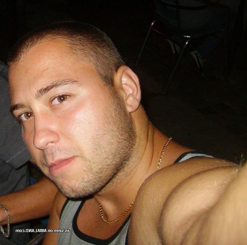 15P Gym hottie exposes his veiny cock