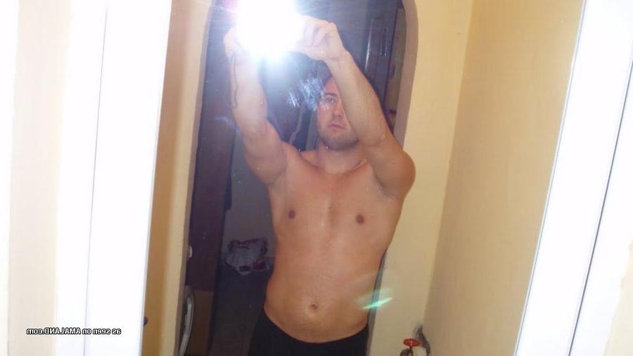 15P Gym hottie exposes his veiny cock