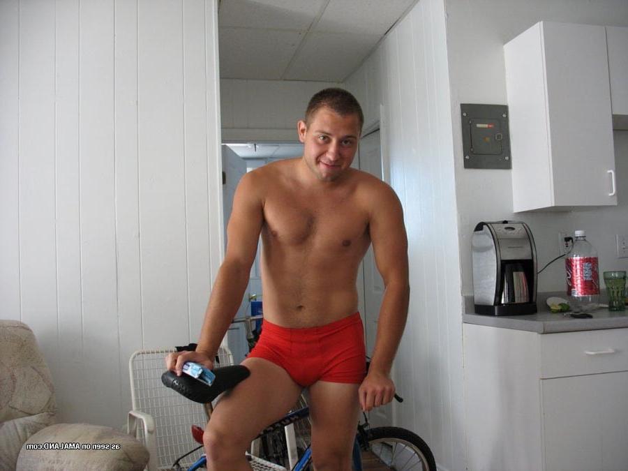 15P Gym hottie exposes his veiny cock