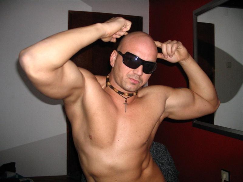 16P Bulgarian hunk shows off his uncut dick