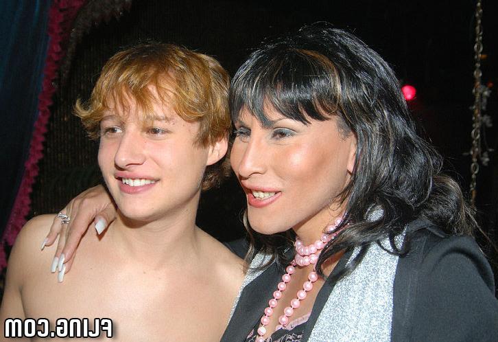 16P Sexy hot gay singles mingle at this hbot club for some hot anal action