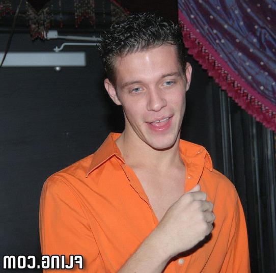 16P Sexy hot gay singles mingle at this hbot club for some hot anal action