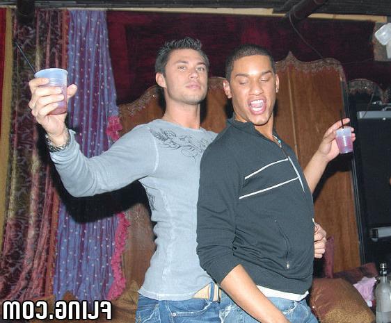 16P Sexy hot gay singles mingle at this hbot club for some hot anal action